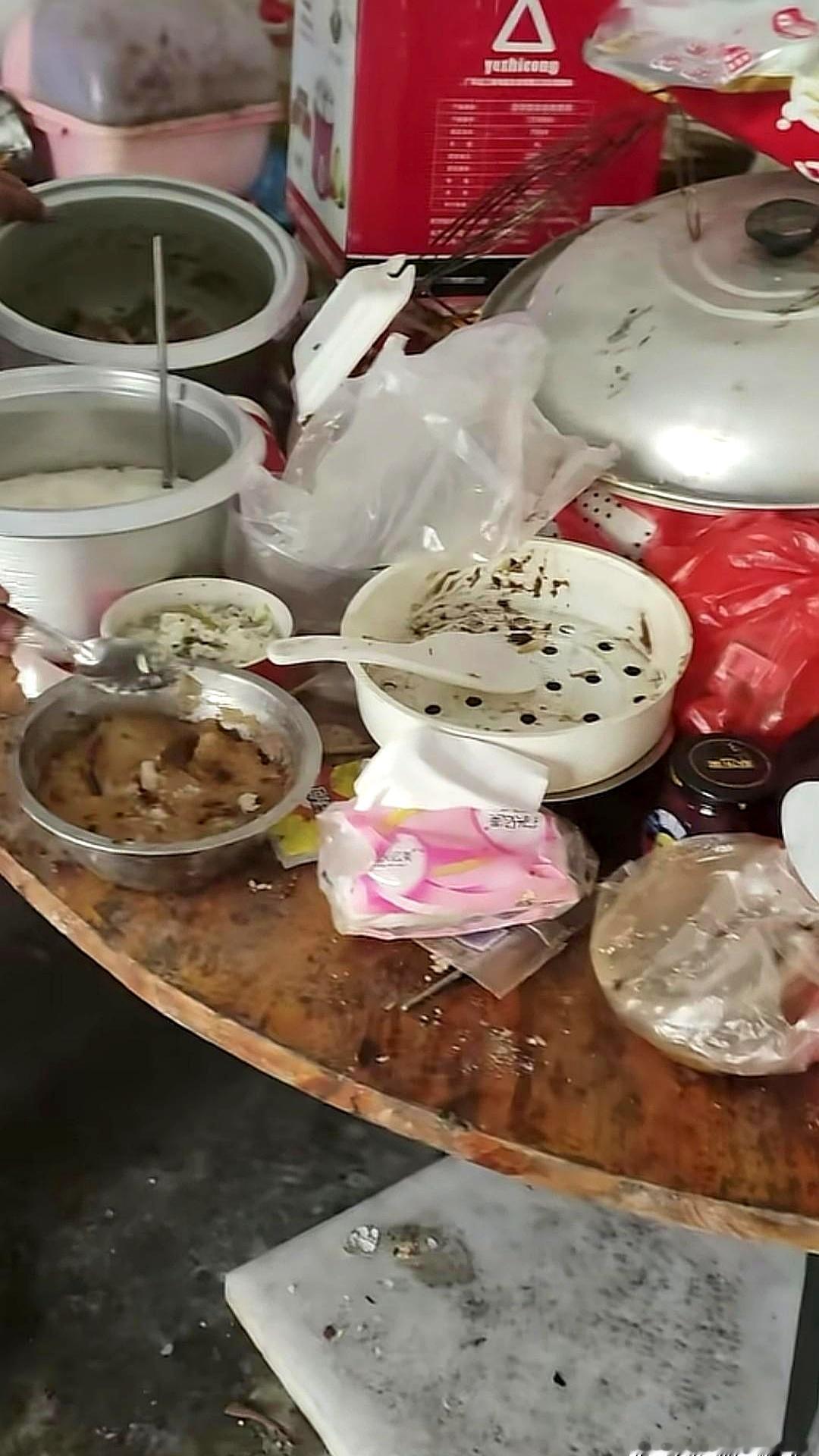 国庆回趟老家，推门进厨房那一下，说实话，血压蹭就上来了。灶台上摞着没洗的碗，锅