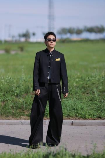 果然大家看别人家的问题都很明白,粱淞自己和老婆的问题都没想好怎么解决,却一句话点