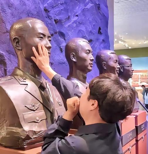 “看哭全网！”在中国人民革命军事博物馆，一幕场景直击人心，三位母亲缓步走到戍边