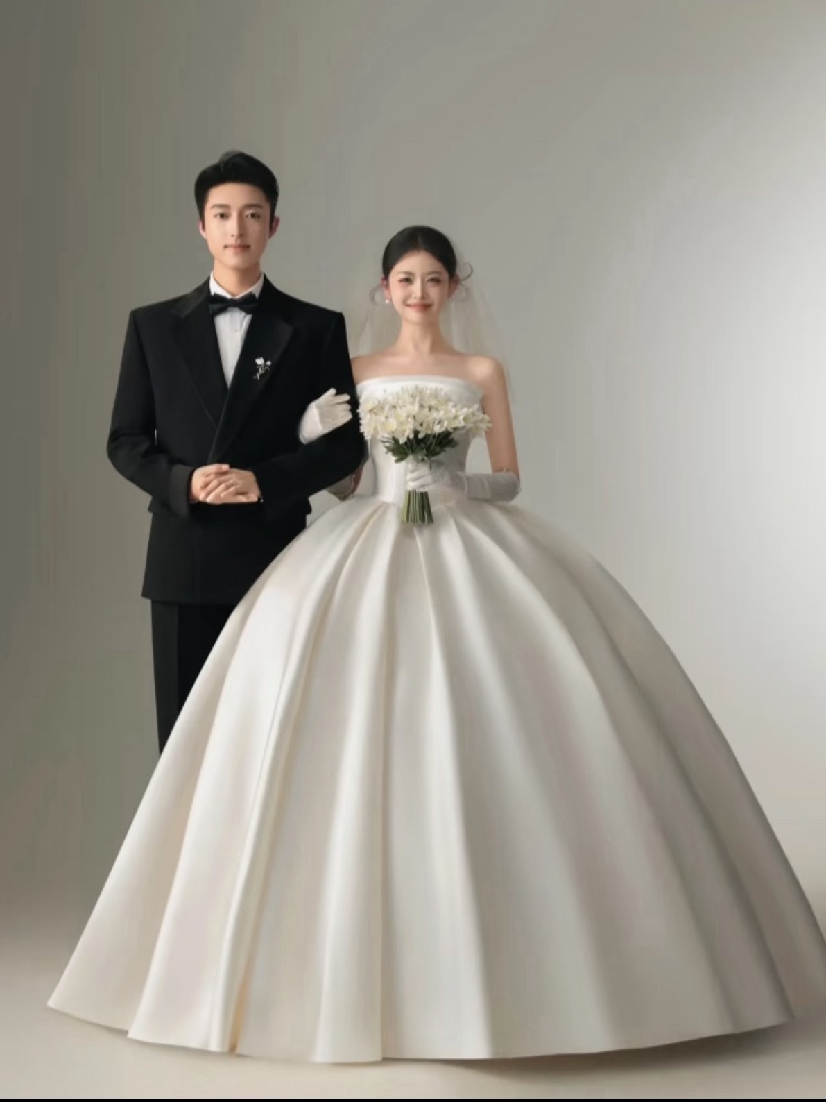 情侣懒得拍婚纱照交给豆包反正辛辛苦苦拍出来的婚纱照，也是被摄影师精修的妈不认，还