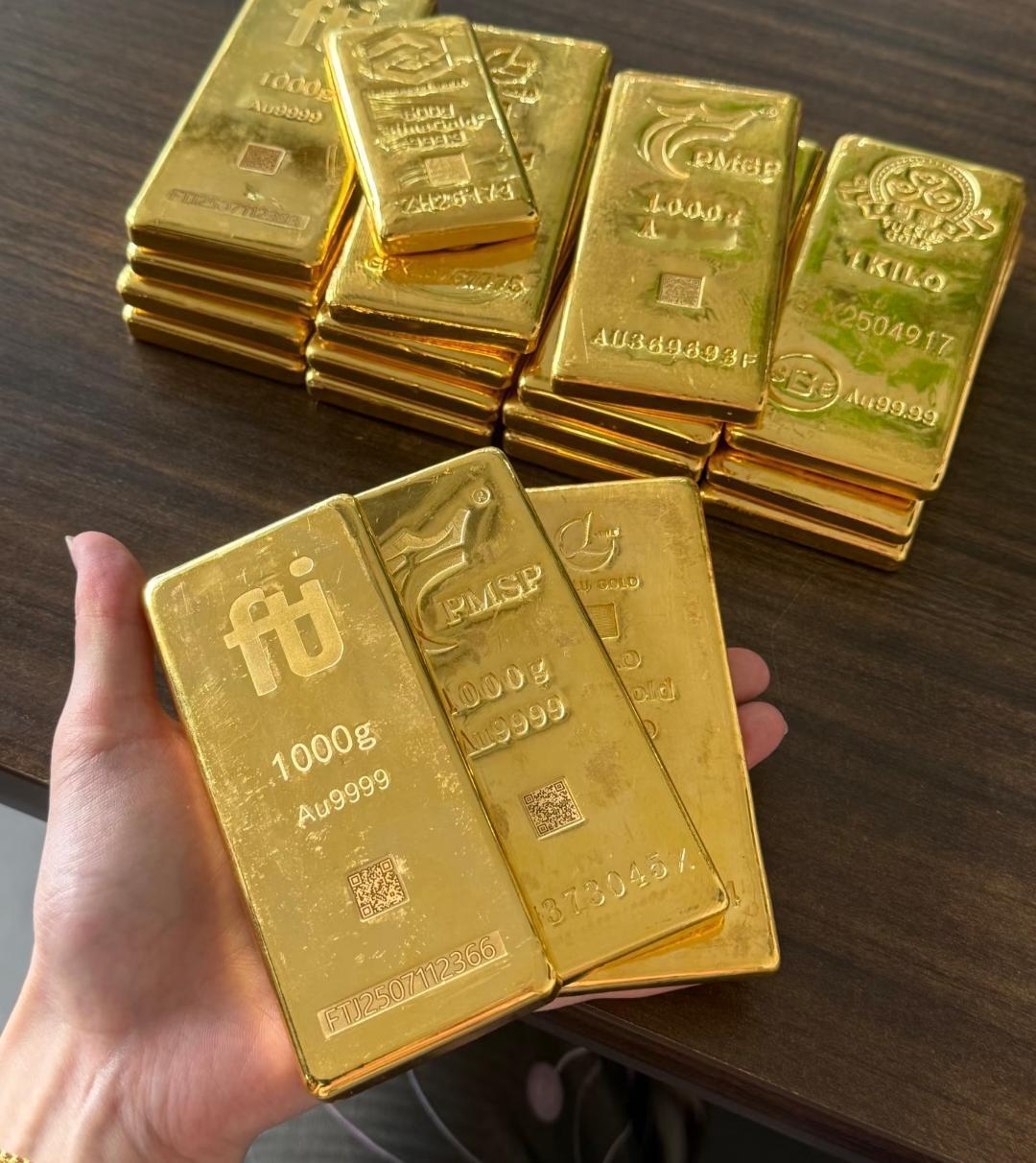 重庆女子拿着在银行买的金条去兑换，被告知是假的重庆一位女士最近遇到件怪事，她