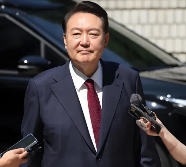 任何低估尹锡悦的人，最终恐怕都会付出代价。还没走进牢房，他的关键证人却突然身亡