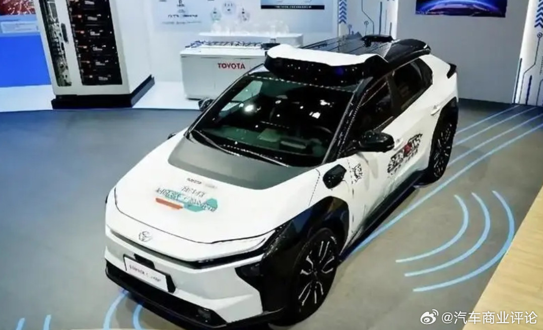 小马智行在第八届中国国际进口博览会上，小马智行和丰田联合打造的L4级铂智4X