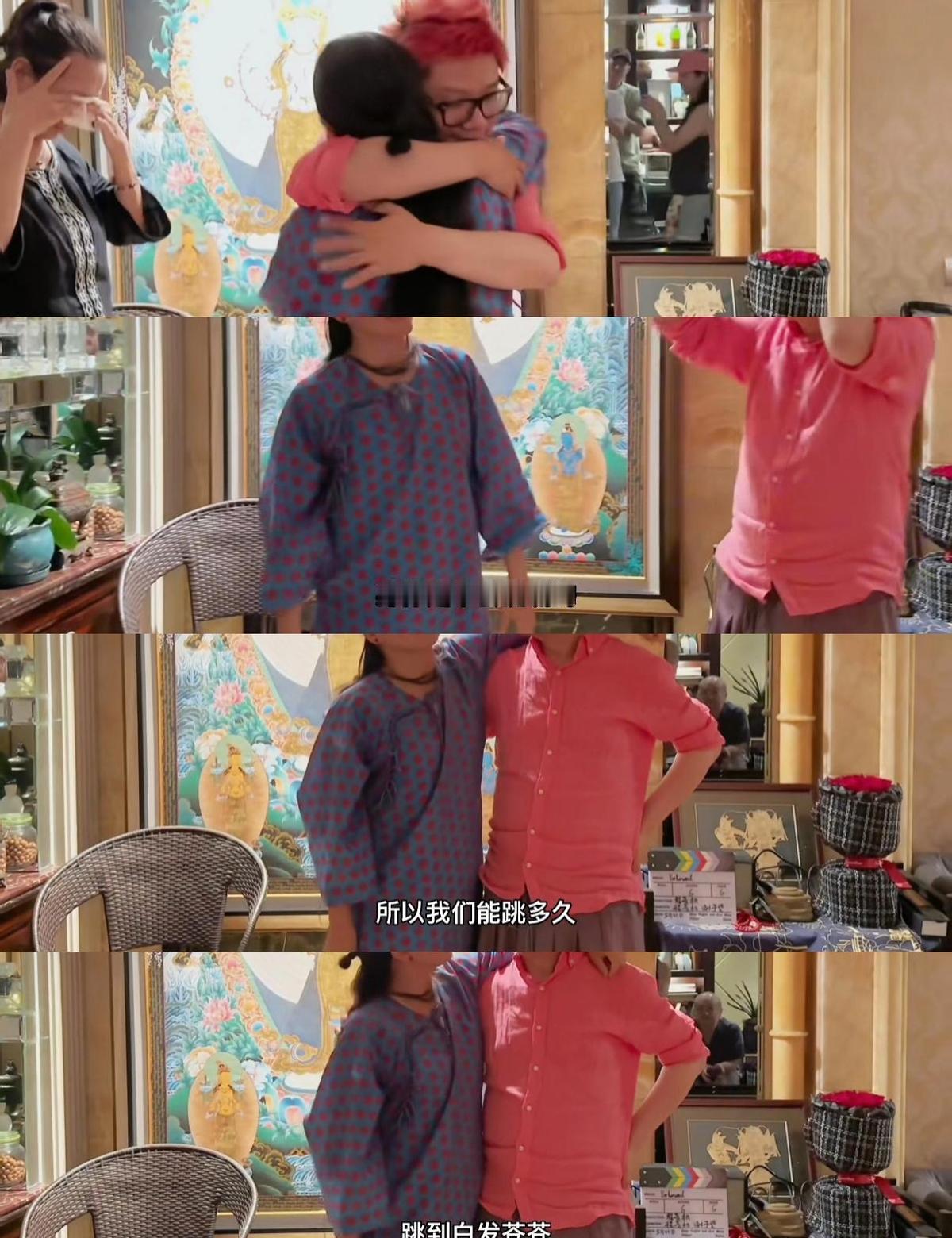 59岁，上场，撩腿、爆气球、扭腰，一气呵成。不是表演，是活着的证据。她不为掌