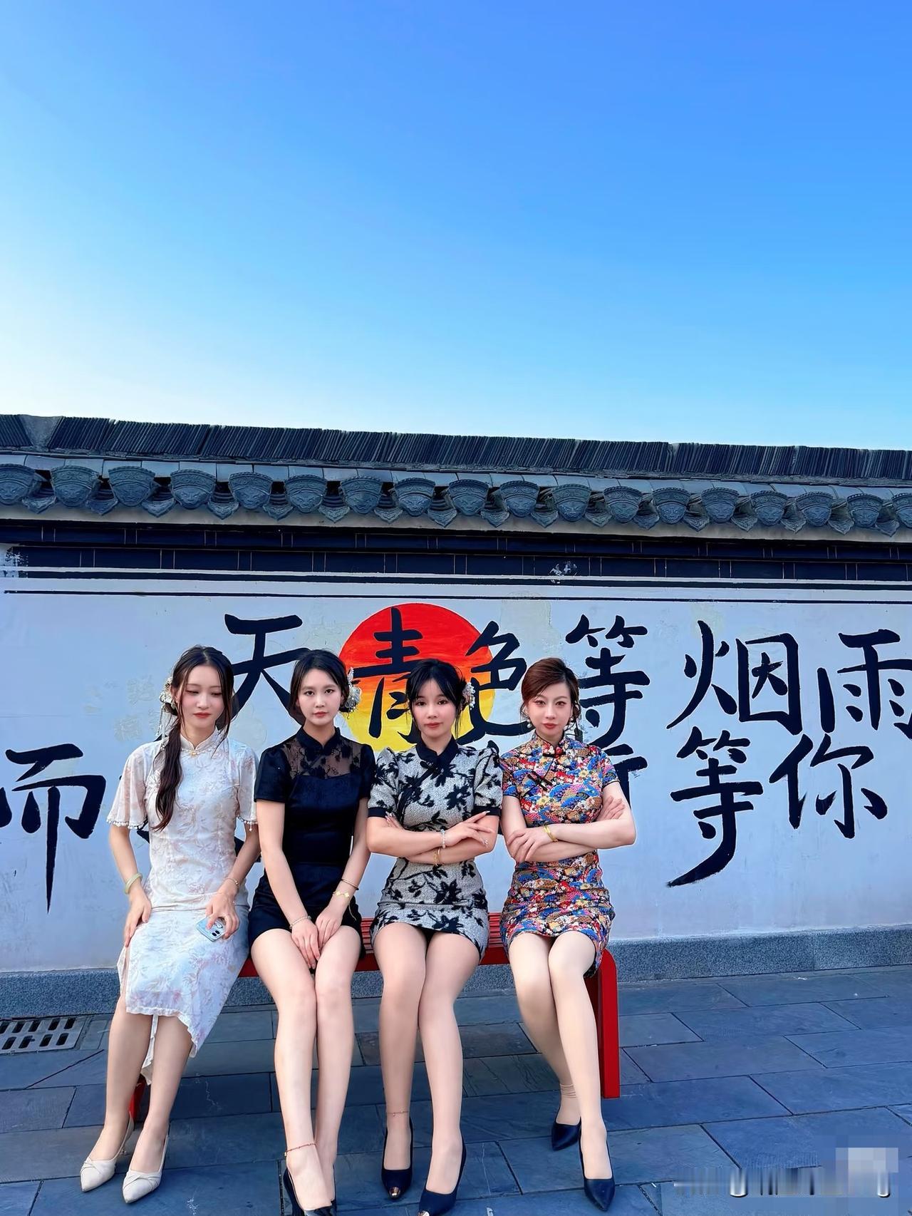 在古色古香的背景前，四位姐妹身着旗袍，尽显东方韵味！有哪些美女让人过目难忘？什