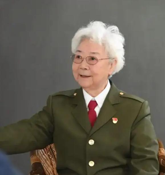 一位获得国家最高荣誉、月收入三万块的离休干部，却在87岁时为了家人的医疗费用，四