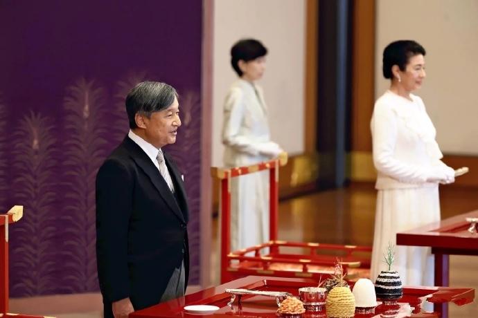 德仁天皇和雅子皇后见悠仁亲王！悠仁亲王成年礼这两天已经举办完成了！据悉是在9月
