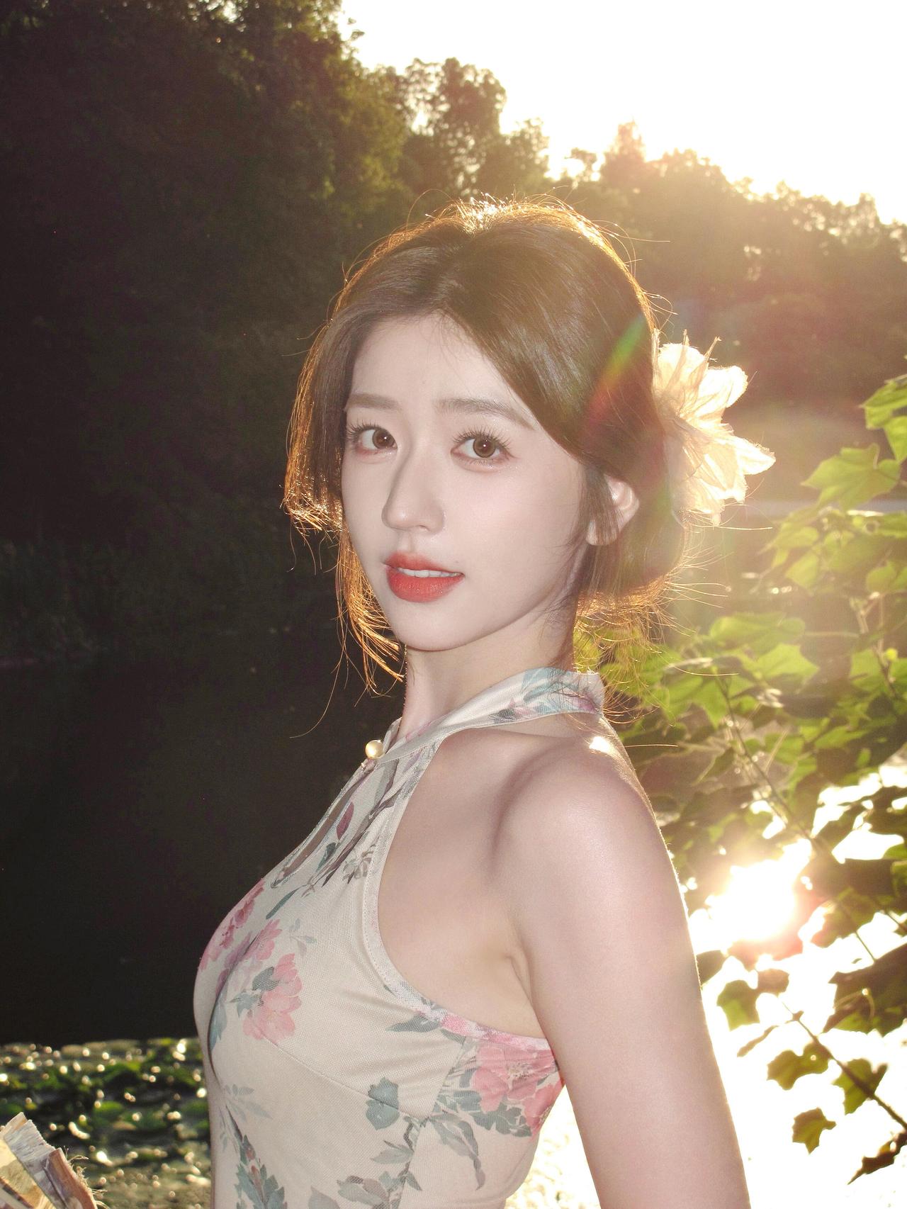 被夕阳吻过的旗袍，藏着江南的柔情。