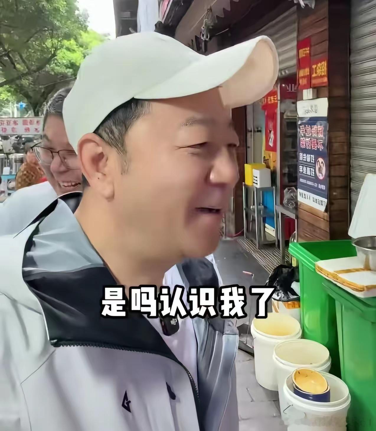 郭涛在重庆一家小面馆吃面，点了一碗杂酱面，15块钱，面上满满一层杂酱，量给得非常