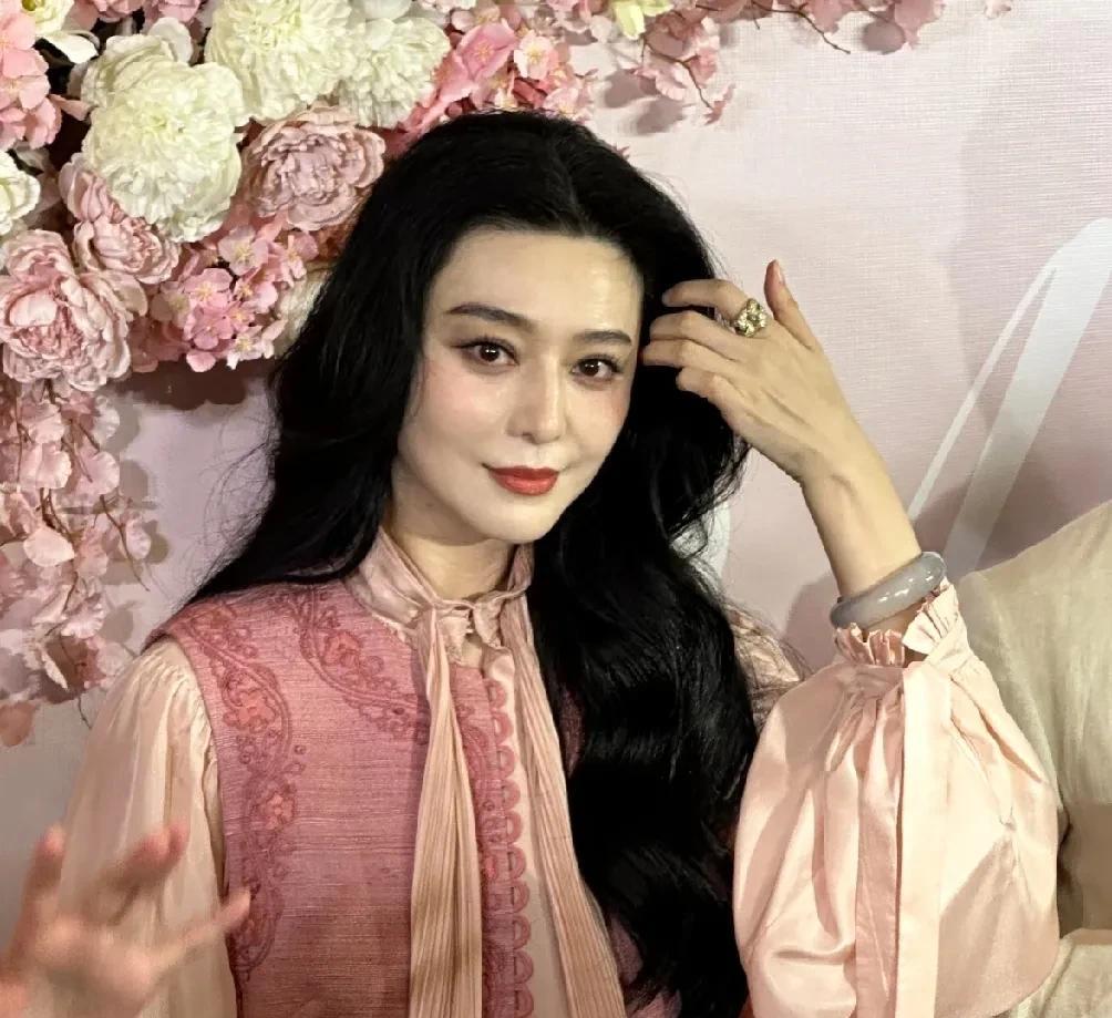 这就是范冰冰无美颜无滤镜生图状态，还是看得出年龄感，但是好漂亮啊，好像一朵花一