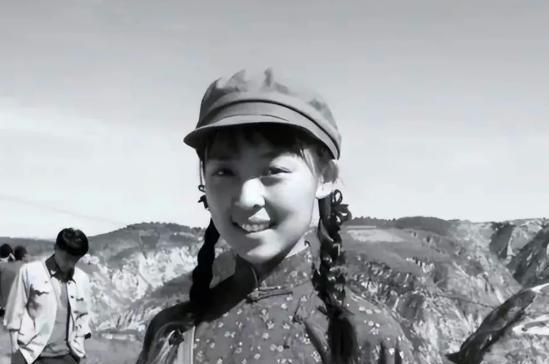 [666]1969年，知青张梅香被公社副主任黄书良叫到办公室。从身后抱住了张梅香