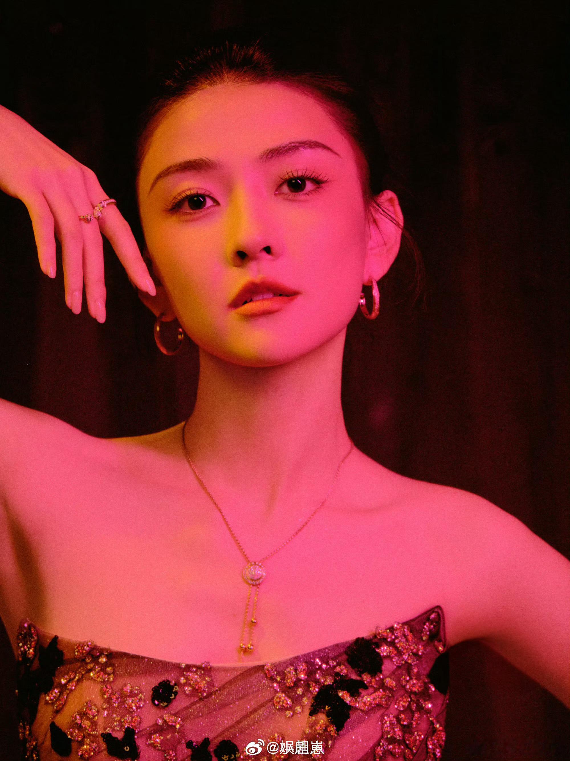 梁洁大光明谁还没看梁洁的大光明发型！明艳五官全露超绝，粉墨黑裙气场拉满，妥妥的美