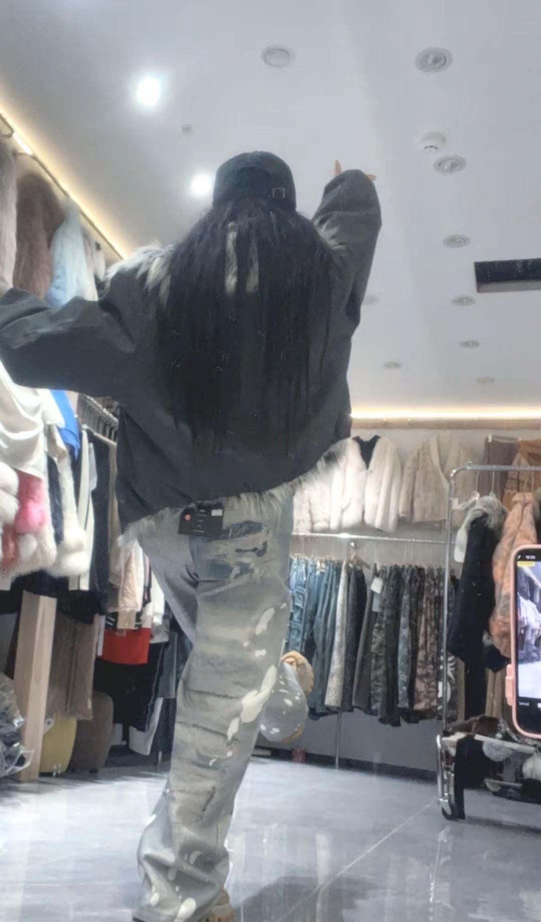 羽绒服不是棉被，是你的第二层皮肤。别再穿得像被子裹着人了，皮纹、短款、阔腿裤一