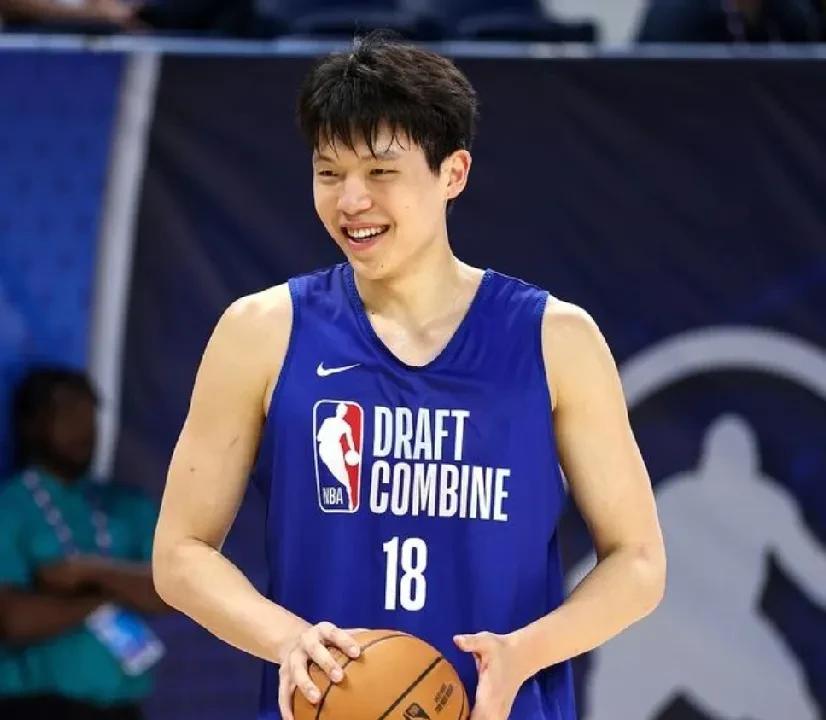 杨瀚森试训七队！或许有机会进首轮杨瀚森在美国已经参加了七支球队的试训，分别是开