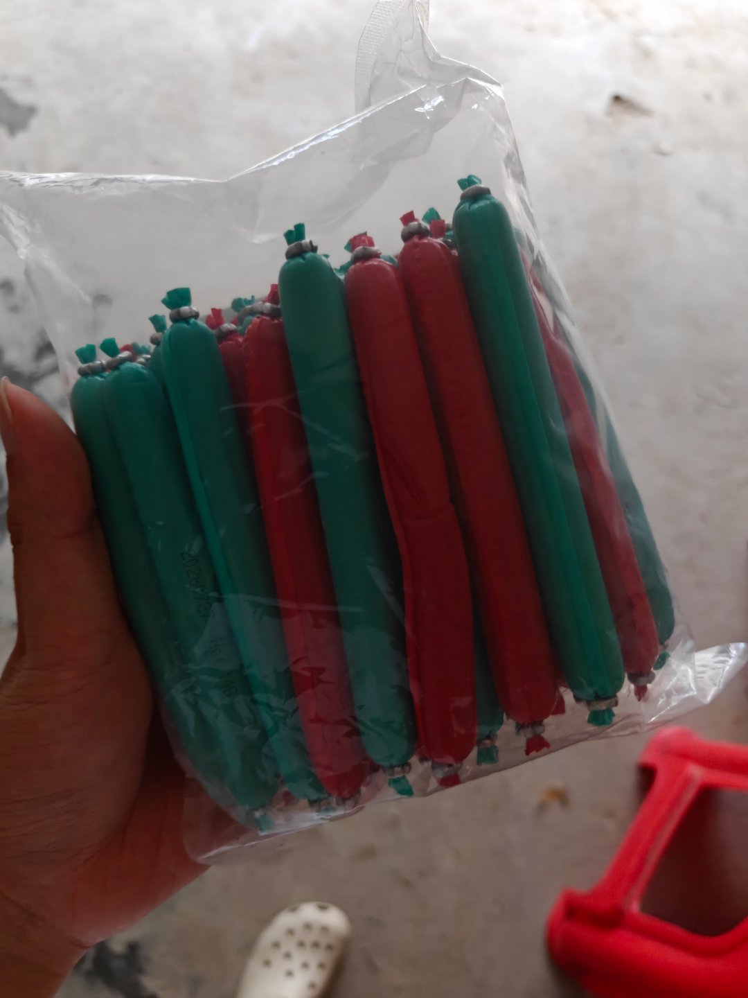 前几天我家边上的杂物堆来了一只流浪猫，当时给它买了火腿肠，很喜欢吃，然后我又在网