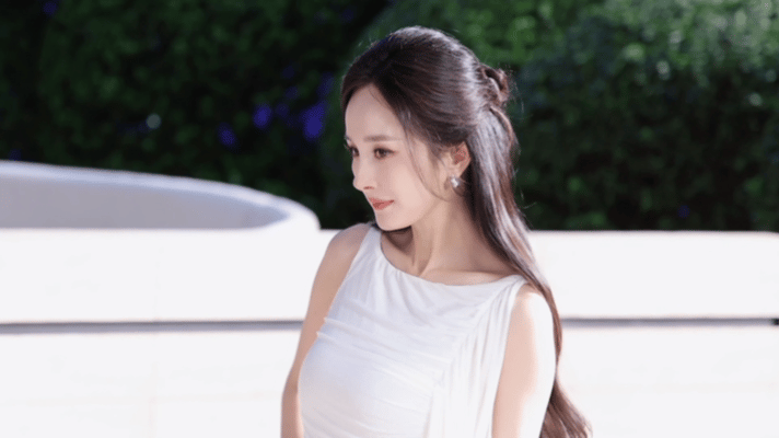 杨幂前一秒温柔后一秒冷艳杨幂白裙vs黑西装无论是白裙的仙气，还是黑西装的帅气，