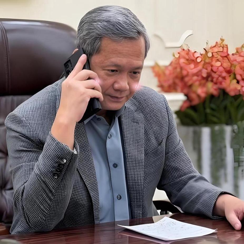 洪玛奈确实没有他父亲洪森混的开，至少他父亲当首相时泰国没敢动柬埔寨。说洪森比他