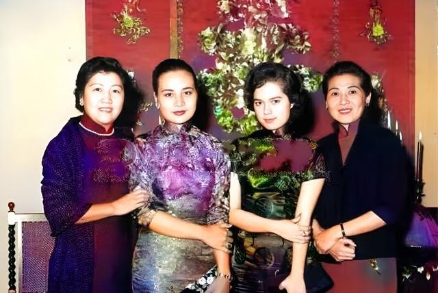 照片最左边的这位面相富态的妇人叫蒋华秀，她是蒋介石唯一的侄女，当初蒋介石坚决反对