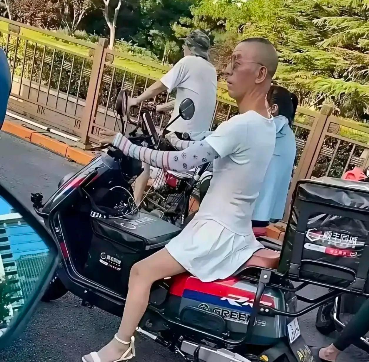这到底是大爷还是大妈？从面相和发型感觉像是大爷，但是从肤色和体型又感觉像大妈，