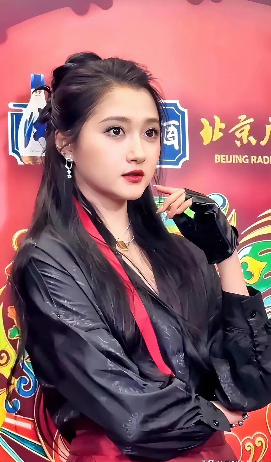 关晓彤这下意识的反应实在是太明显了…​关晓彤和鹿晗的感情状态，大家猜来猜去，两