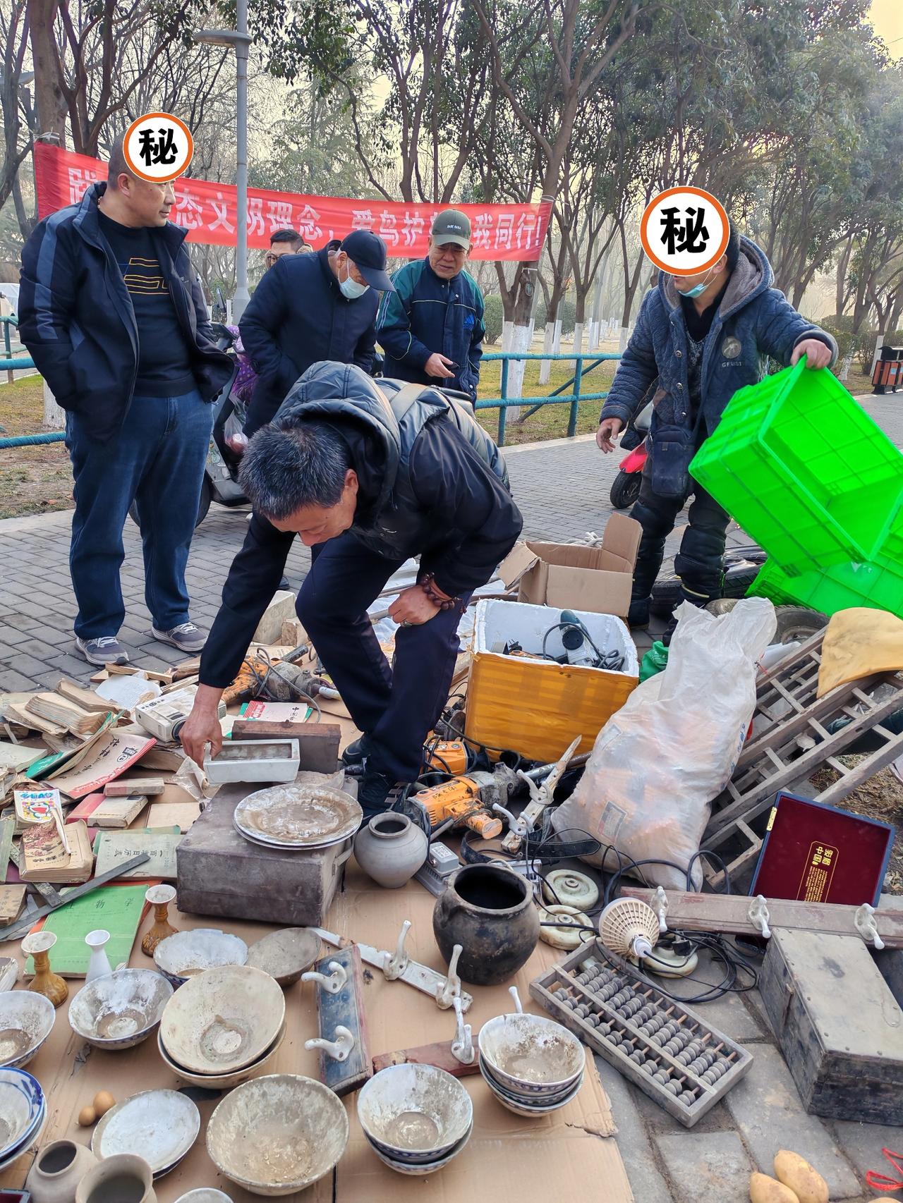 这种生意估计赚钱难2月2日，坐标西安。早上我路过时，发现公园一角来了一个小摊，