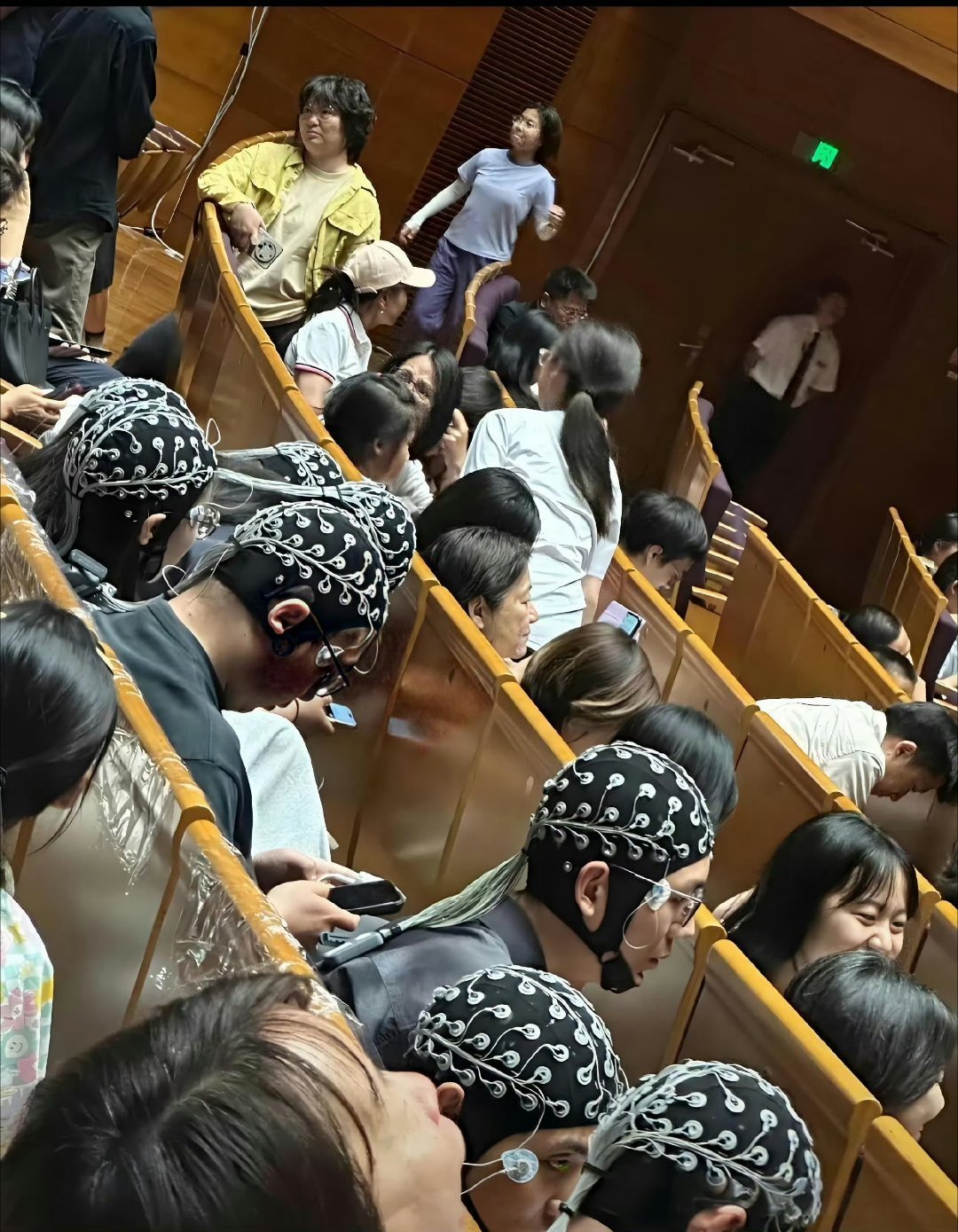 北大学堂上的一幕，不得不说，惊呆了。