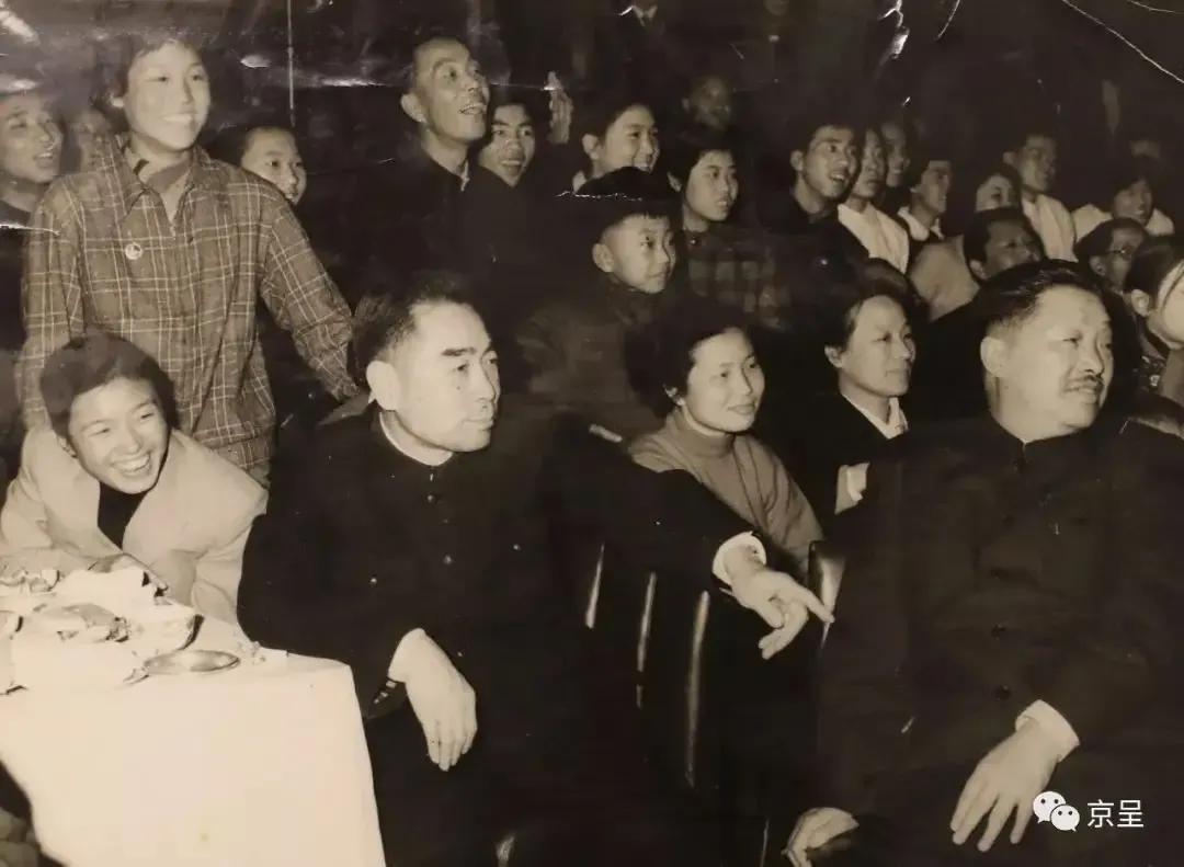 聊天批信1960年的一个晚上，周总理来到全国文联剧场看戏。