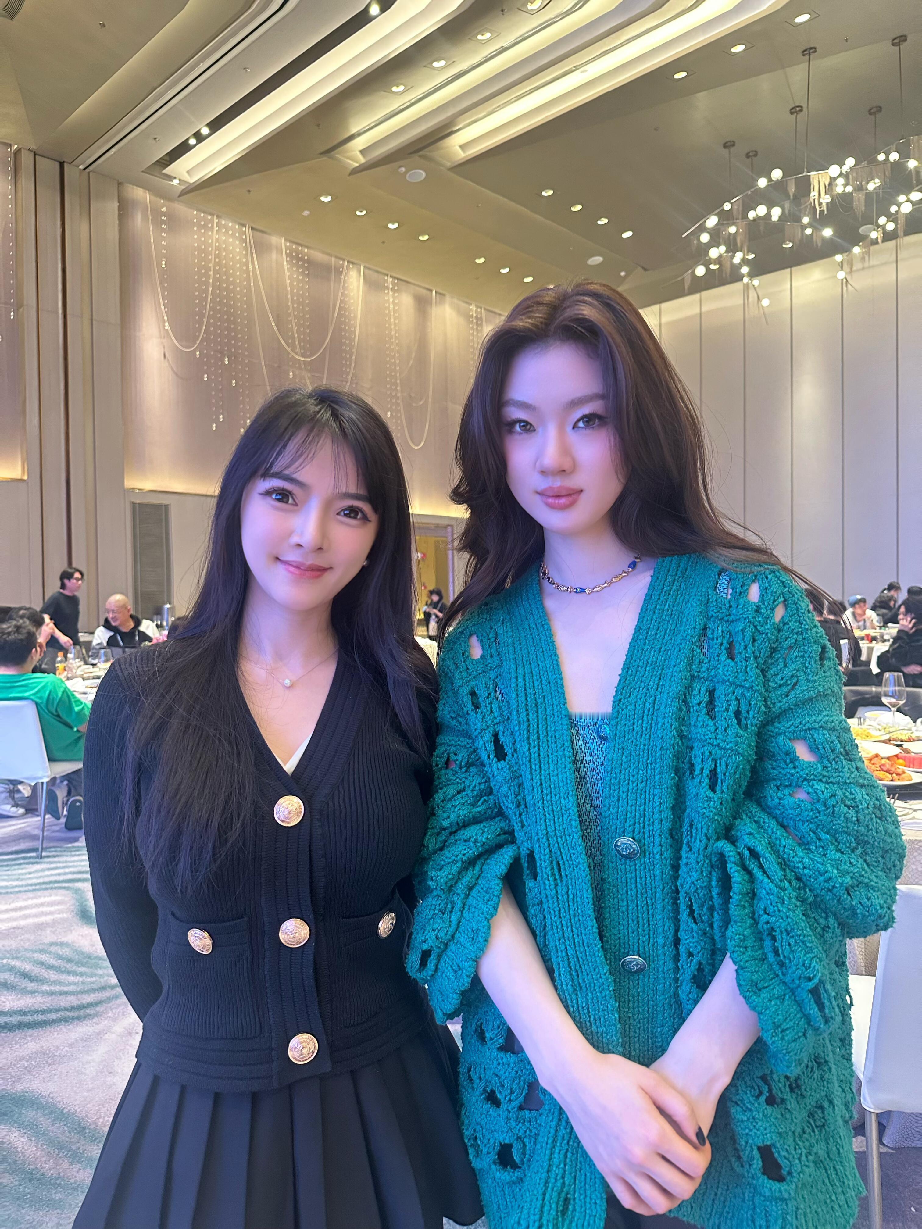 单依纯与素人合影，单依纯好有气质，一点也不像162。​​​