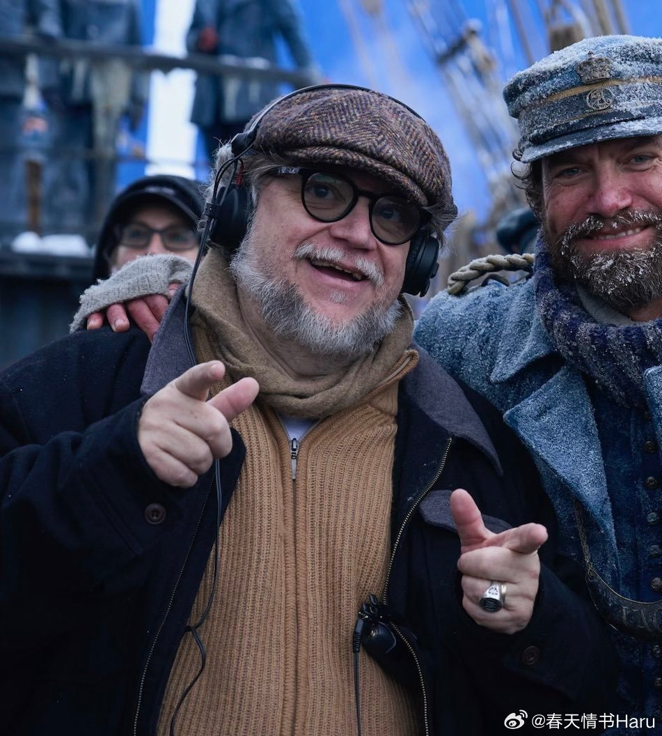 吉尔莫·德尔·托罗说他曾经和詹姆斯·卡梅隆住在一起，他们互相推荐动漫。“我们经常