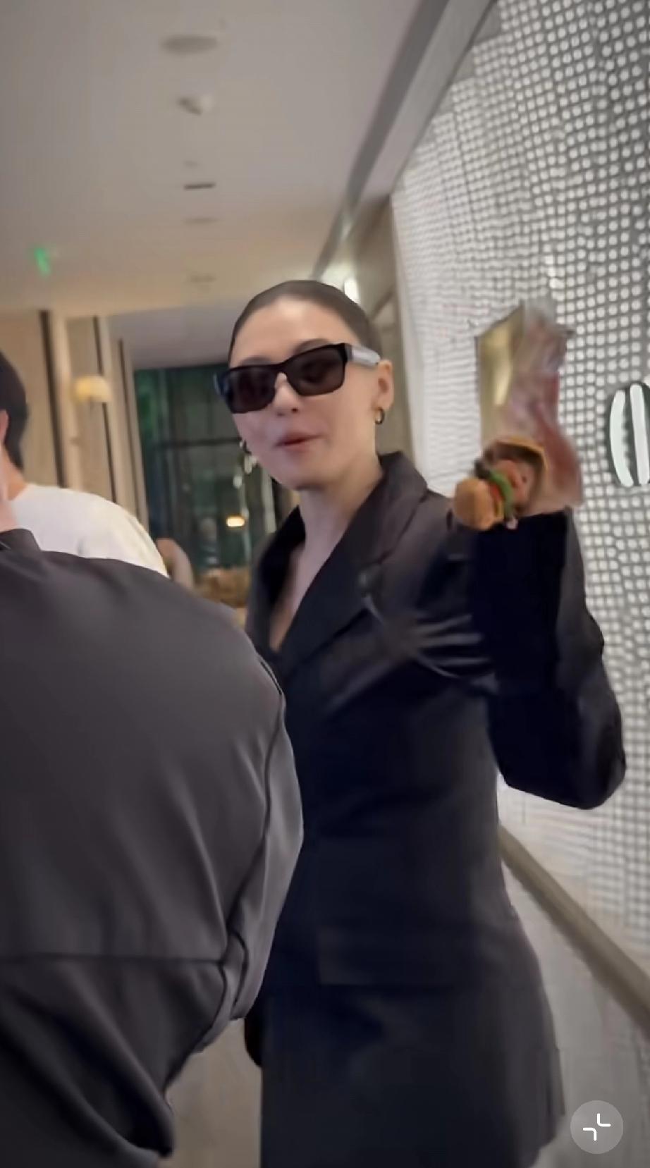 3月27日，张柏芝巴黎世家拍摄，穿西装头皮贴骨好酷，与谢霆锋很般配，两个人都是酷