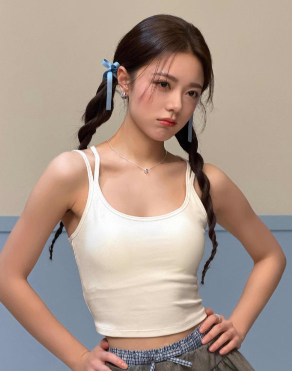 赵今麦最新照片双麻花辫和浅蓝丝带，把少女感拉满白吊带+灰半裙，是春天里最舒服