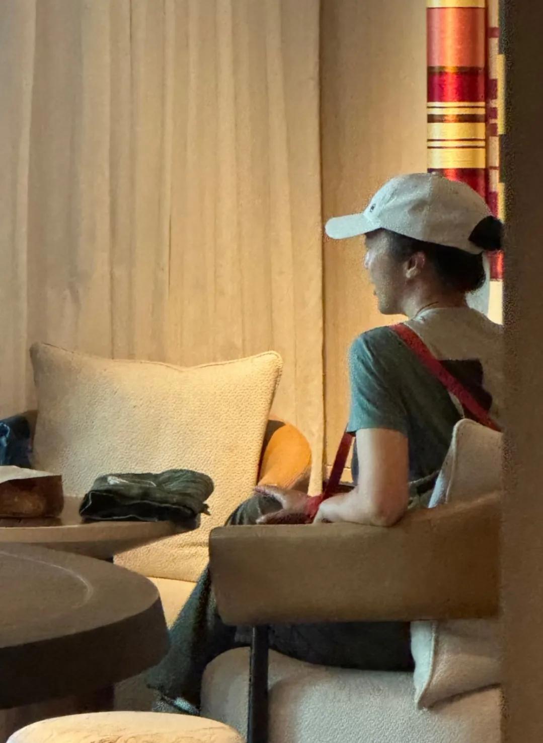 汤唯带女儿去游泳被偶遇。昨天晚上，有网友发文称，游完泳在浴室遇到汤唯，本人好