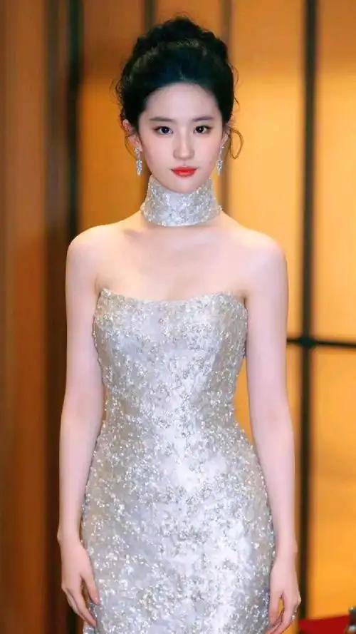 Gala，她身着淡金色刺绣礼服，搭配翡翠耳坠，典雅华贵。2021年微博之夜，黑纱