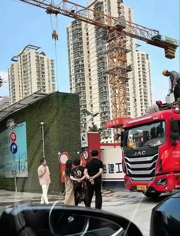 秦昊这么拼的原因找到了他原来买新房了，新房还在施工是上海黄浦区的翠湖天地，也
