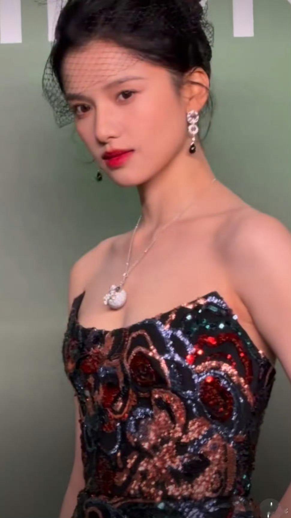 张婧仪正式场合看见熟人的反应红毯上的高冷女神模式一键切换！前一秒还在优雅摆po