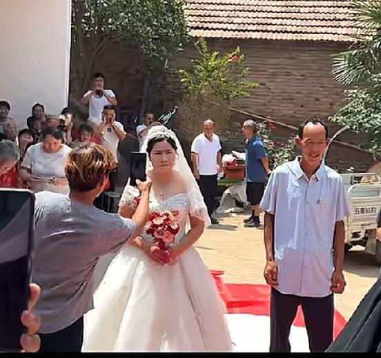 大叔终于娶上了老婆，自己简单的穿件衬衫，给新娘打扮的一样都没落下，虽然年纪都大了