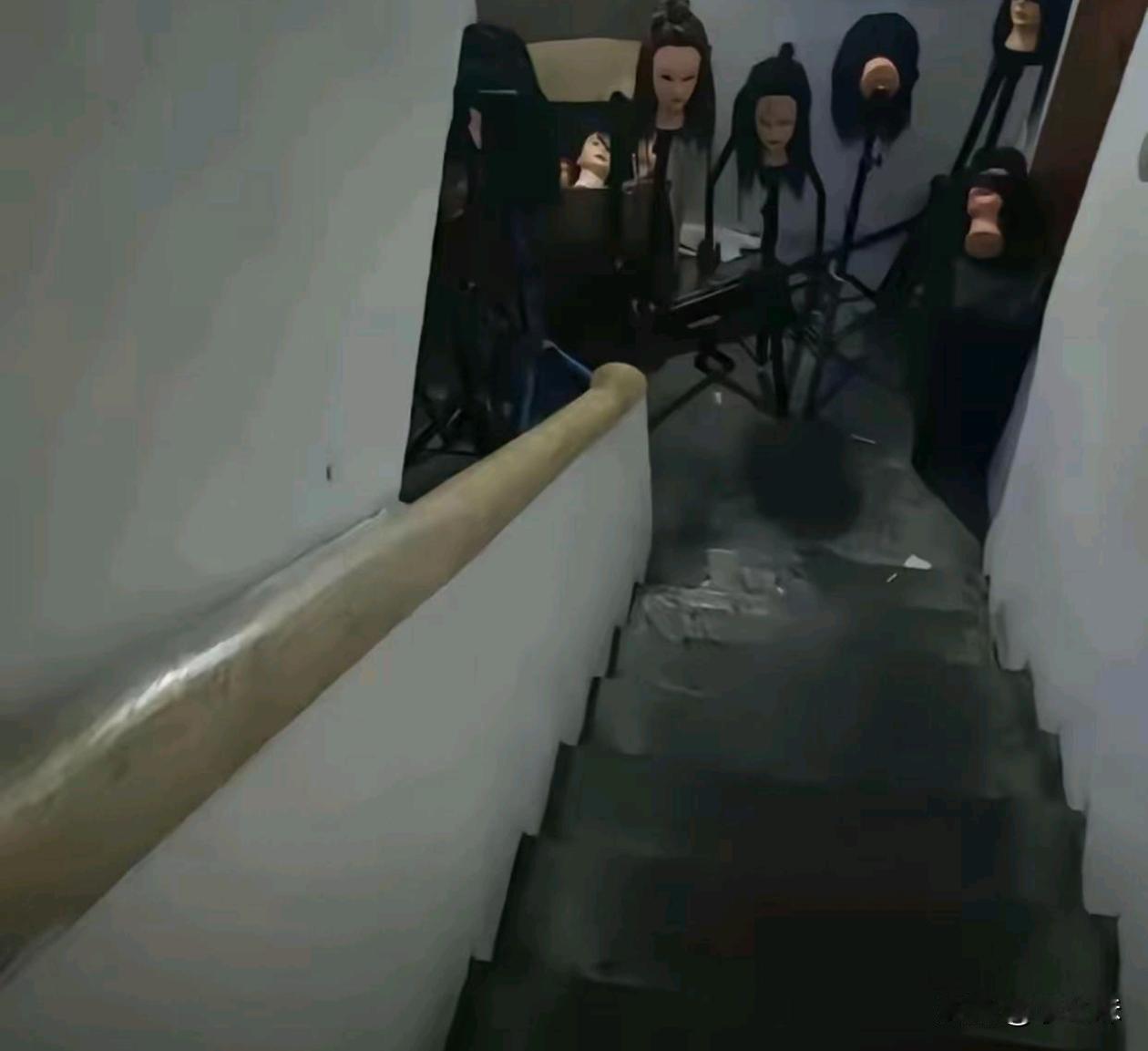 外卖小哥晚上送外卖，看见这不得吓哆嗦