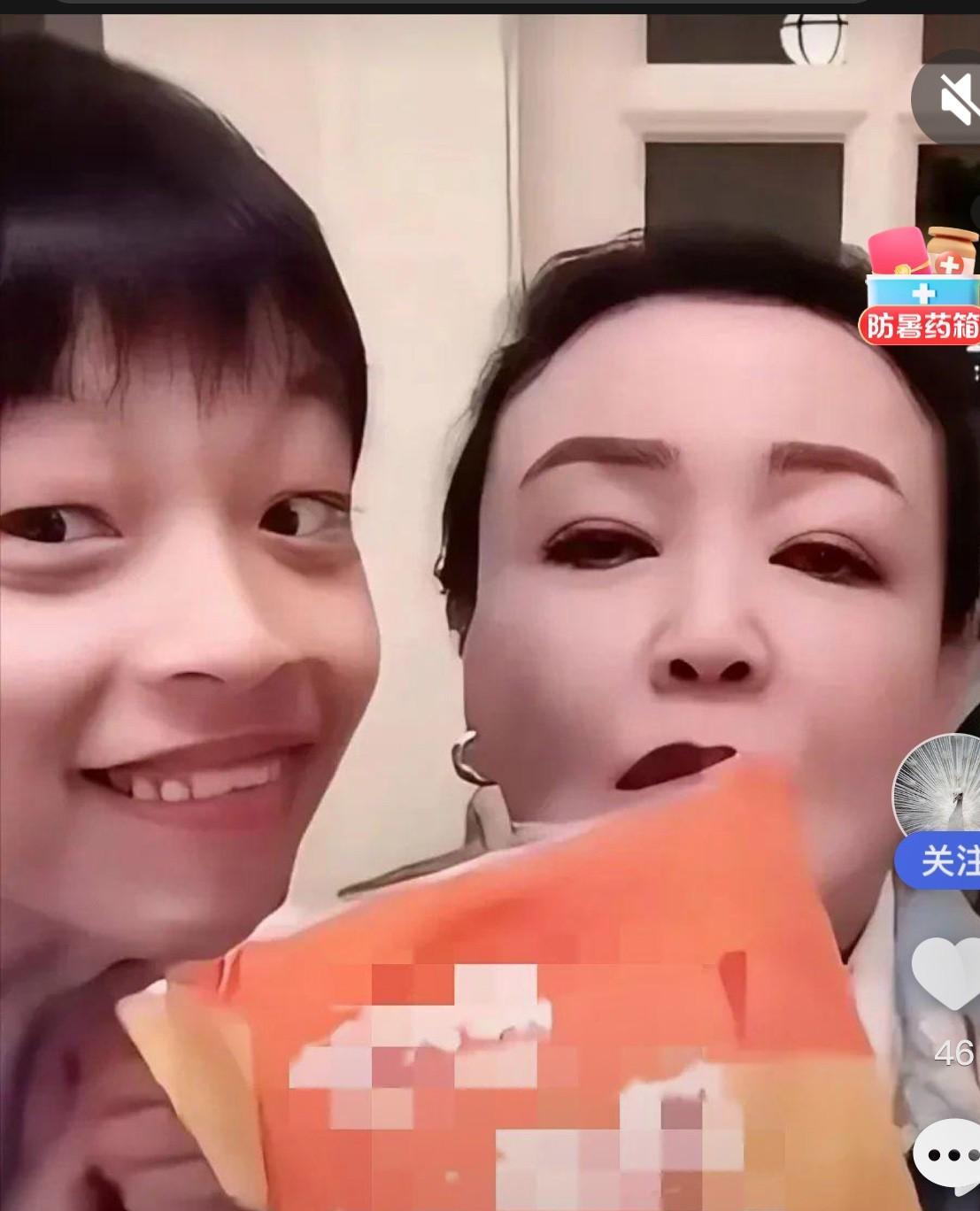 小霖霖有点龅牙呢，这也不像汪小菲和大s呀。这次小霖霖跟汪小菲去草原游玩，近期正
