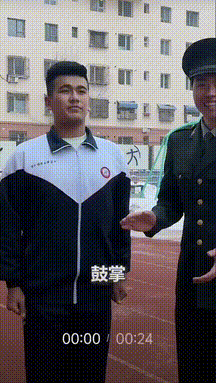 人民日报点赞了！12月10日报道新疆某中学的国旗培训班上，兵哥哥身着军装，身姿挺