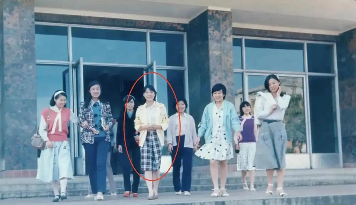 杜建英年轻时候的照片被网友扒出来了。看这身材和长相，直接甩原配好几条街，怪不得