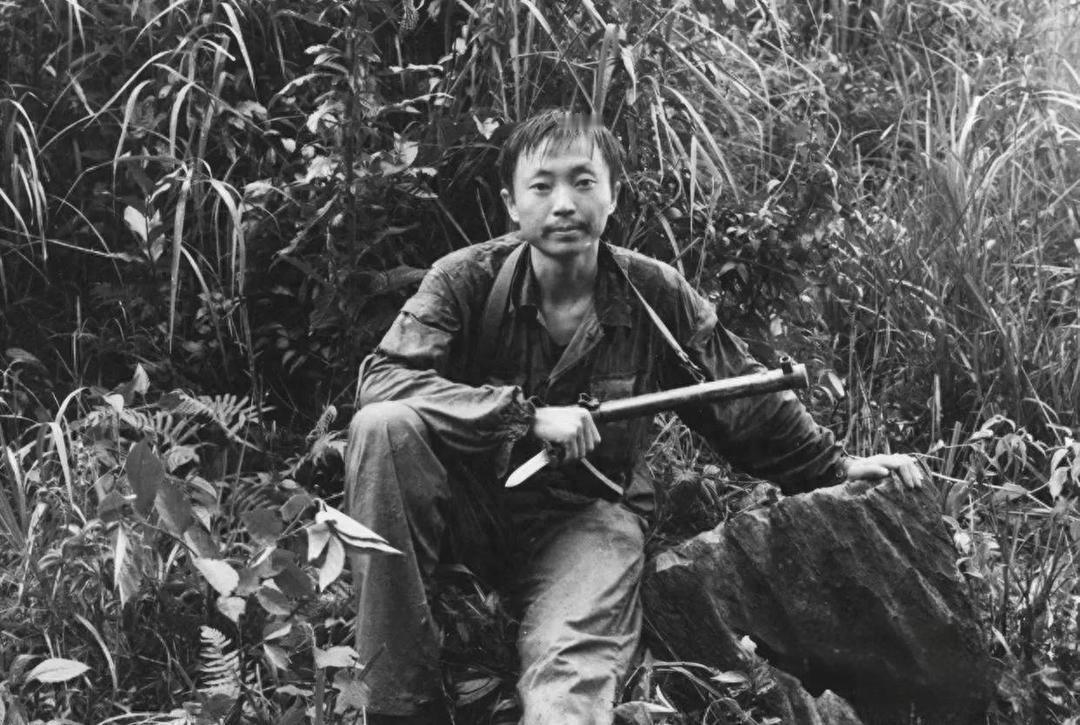 这人叫邵军青，本来是机关里画地图、算距离的参谋，一天兵都没带过。1987年，他主