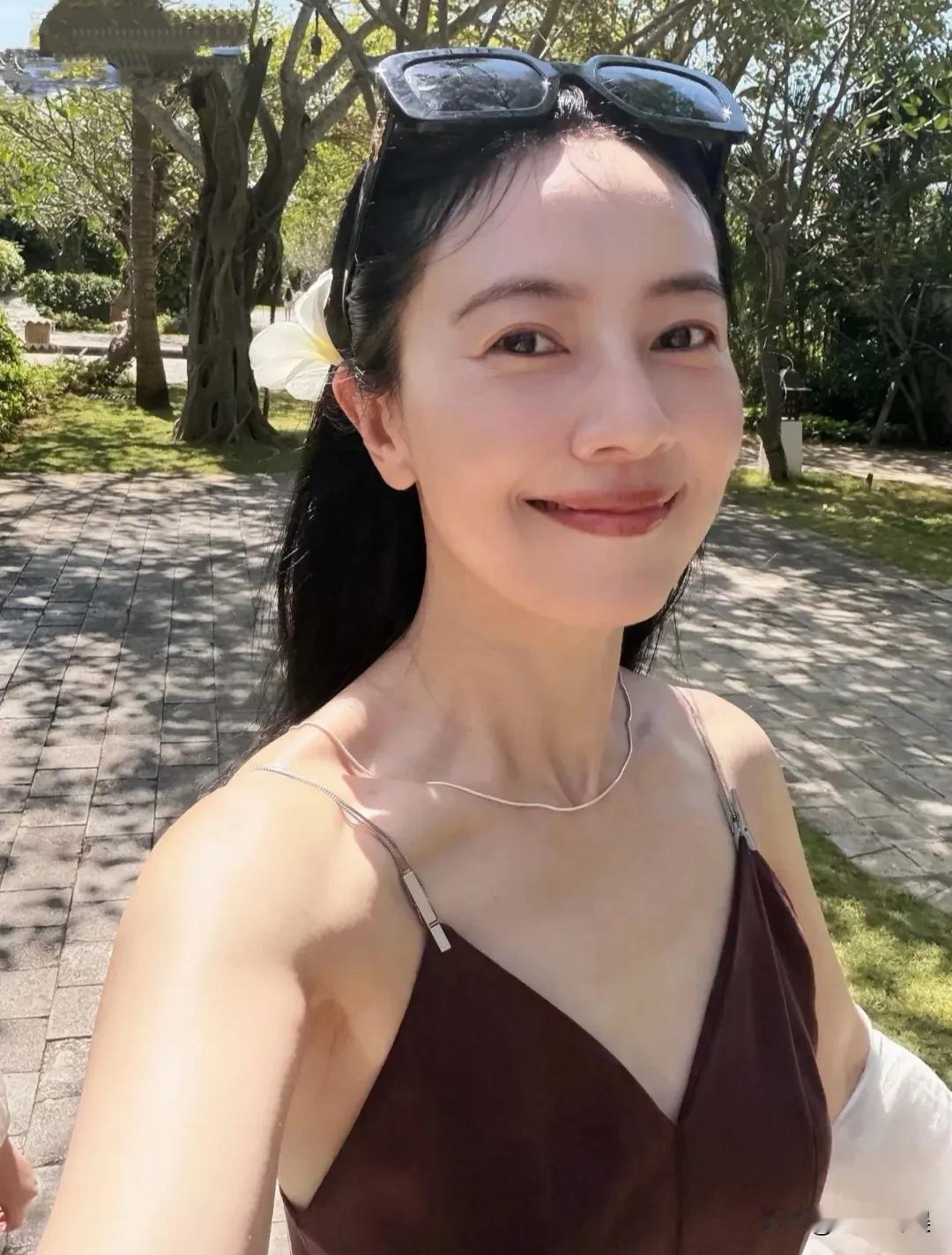 高圆圆是内娱难得的一个发自拍，不修图的女星了吧，这是绝对的自信啊！她一家子现身