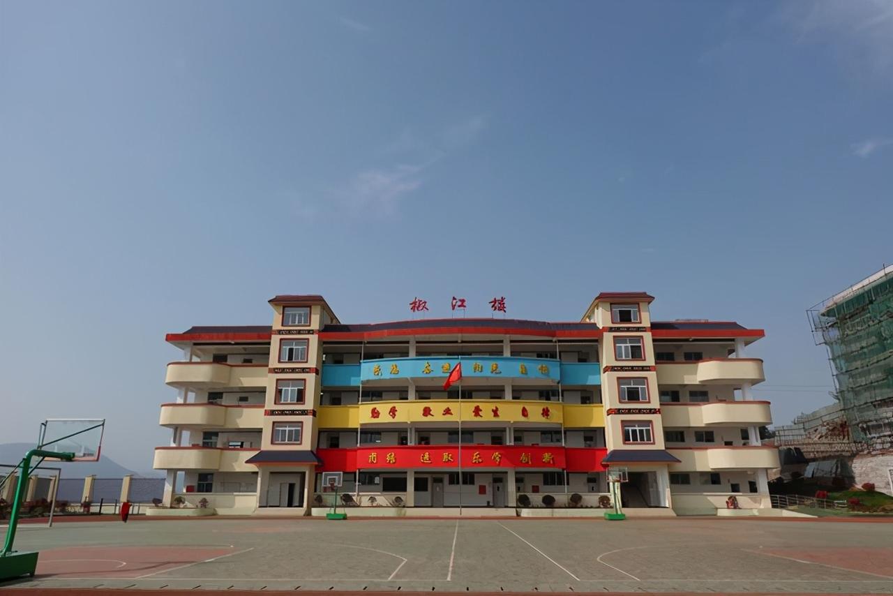 2019年，四川某乡镇一名校长，因学生调皮，扇了他几巴掌，被孩子母亲逼着赔礼道歉