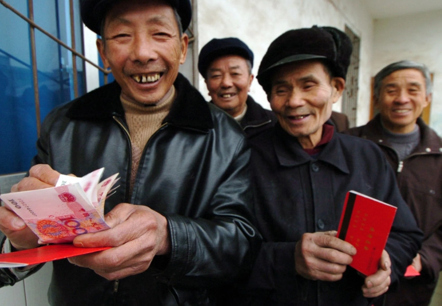 我姨夫上个月才退休。我以为退休金他得有4000多块钱，可是当退休金下来的时候，我