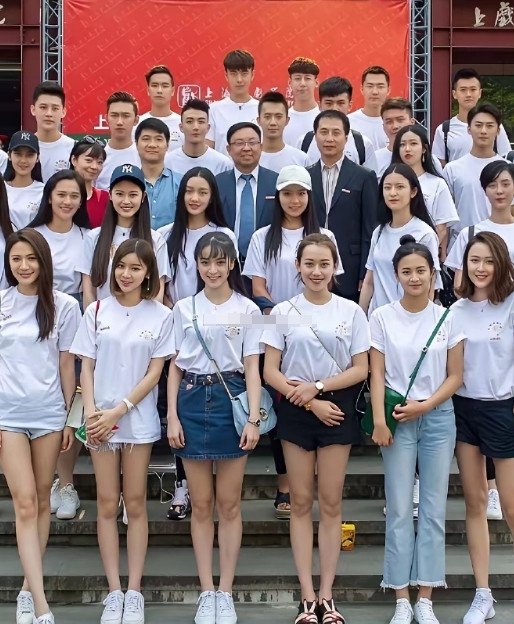 田曦薇的毕业照，除了她一个人也不认识​​​​。。​​​