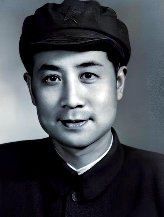 有这样一个人，出身地主家庭，却毅然投身革命；明明是共产党员，却顶着国民党少将、汪