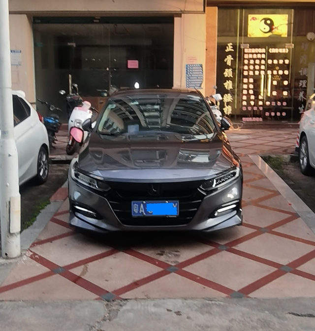 十代雅阁混动版三年多啦小问题不少，改装也花了不少。实话实说：底盘真低，都干坏了