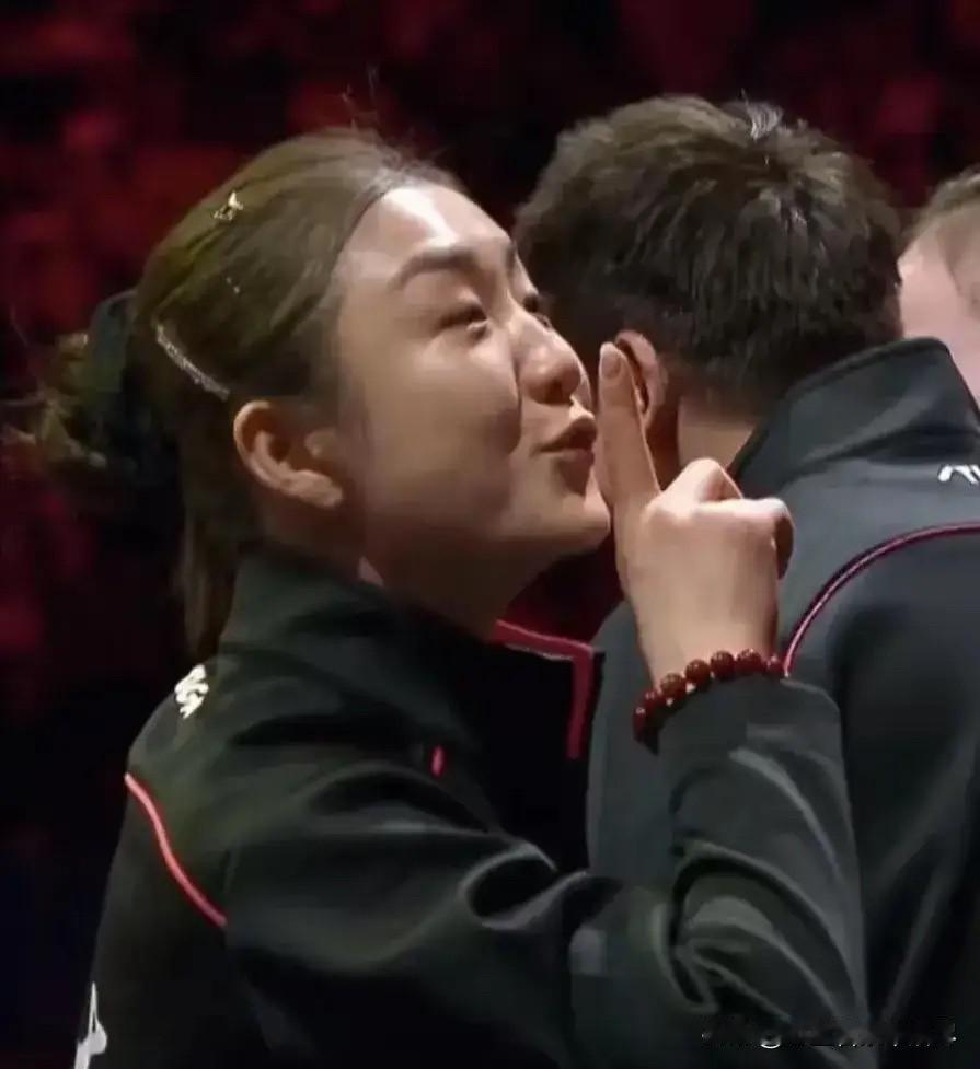 关于陈梦的这个闭嘴手势真的有必要给大家解释一下了其实陈梦的这个闭嘴手势并不