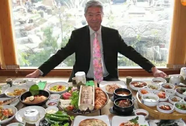 现在网上有很多蔡澜先生的语录，很有道理。比如说，要多读书多旅游，多吃美食。不