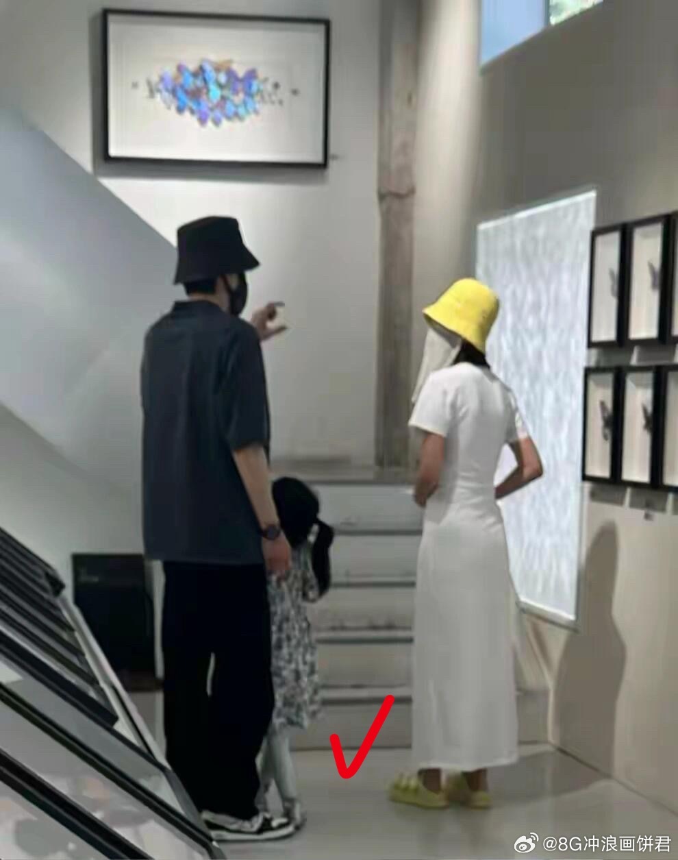 张若昀夫妇带娃看艺术展，果然当妈的都会给孩子准备一个水杯​​​